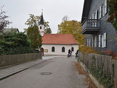 Hinter dem kleinen Kirchlein biegen wir links in die Seestraße ein