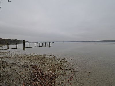 Wir passieren einen Steg und ...