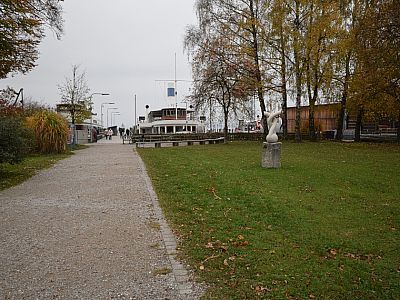 In Stegen befindet sich eine Anlegestelle der Ammersee-Dampfer