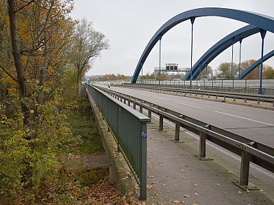 Die Brücke über die Amper ist wenig malerisch, ...