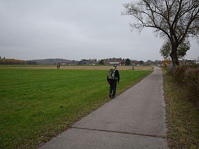Noch gut 300 m müssen wir entlang der Staatsstraße marschieren, dann biegen wir links nach Norden ab.