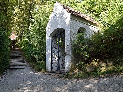 An der Kapelle vorbei steigen wir ins Kiental ab