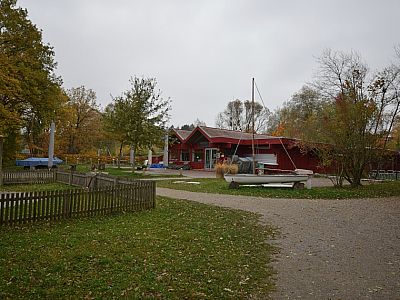 Vorbei am Strandhaus Ammersee erreichen wir auf der Kaagangerstraße.. 