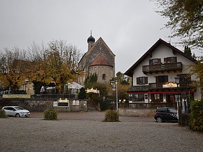 Die romanische, aus Tuffstein erbaute Filialkirche St. Jakobus