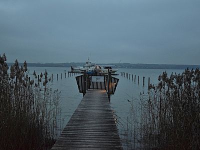 Die Andechs liegt in Utting vor Anker