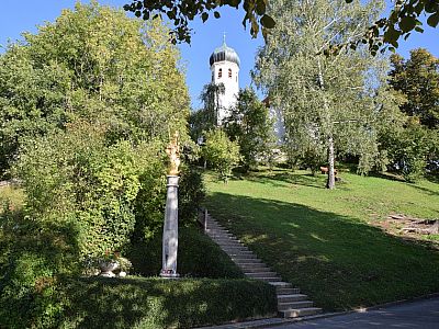 Die Mariensäule, dahinter die Kirche Sankt Martin