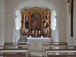 überrascht mit einem eindrucksvollen Altar.