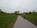 Nach den ersten Häusern biegen wir rechts in die Wörthseestraße ab, biegen aber gleich wieder links in die Jaudesbergstraße ab
