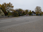 Wir überqueren die Münchner Straße und wandern weiter auf dem Bucher Weg nach Norden