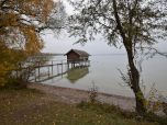 Recht malerisch wirken die hölzernen Bootshäuser ...