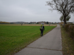 Noch gut 300 m müssen wir entlang der Staatsstraße marschieren, dann biegen wir links nach Norden ab.