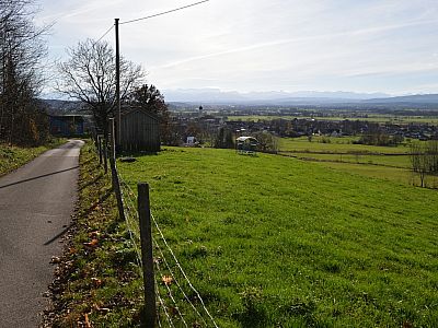 Hinter Pähl sind schön die Berge zu sehen