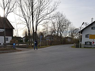 Hier wandern wir geradeaus auf der Raistinger Straße weiter