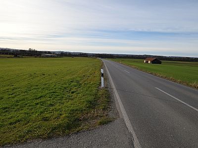 Auf der Raistinger Straße müssen wir weiter zur Ammer marschieren