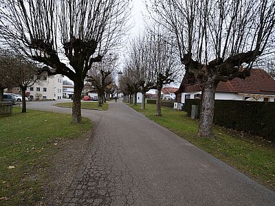 Über den Kirchenweg wandern wir auf die Kirche St. Remigius zu