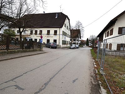 Auf der Floßmannstraße passieren wir das Gasthaus 