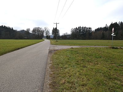 Auf der wenig befahrenen Straße ...