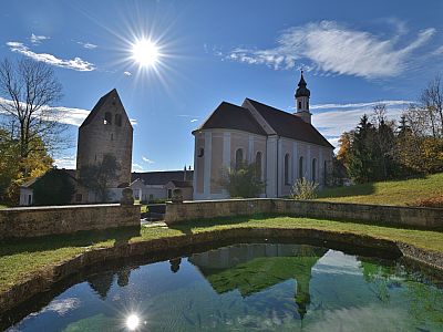Der Römerturm und die Pfarrkirche St. Johannes Baptist