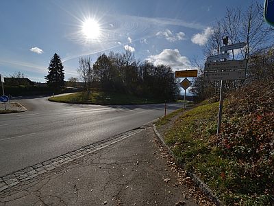 Hier biegen wir links in die Fischener Straße ein