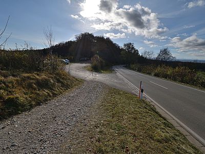 Nach 300 m erreichen wir einen Parkplatz ... 