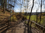 Direkt nach Süden verlassen wir über eine Treppe den Berg