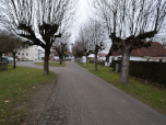 Über den Kirchenweg wandern wir auf die Kirche St. Remigius zu