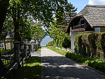 Nachdem wir die Hauptstraße überquert haben spazieren wir über den Seeweg zum Starnberger See