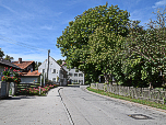 Auf der Ortsstraße ...