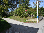 Über den Schotterweg verlassen wir Maising nach Westen