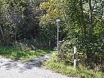 ...biegen nach etwa 200 Metern rechts in den kleinen Pfad ein.
