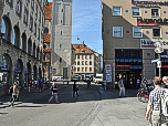 Wir spazieren nach Südwesten zum Rindermarkt und weiter über die Oberanger Straße, ... 