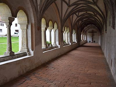 Der Kreuzgang Westflügel mit dem fast 500 Jahre alten Kreuz