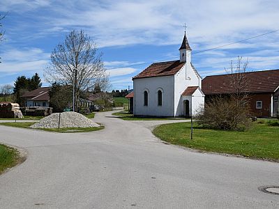 Noch vor der Kapelle halten wir uns rechts ...