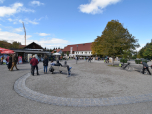 Vor der Wieskirche gibt es einige Gaststätten und Andenkenläden