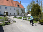 Wir überqueren nach Westen die Schongauer Straße und halten uns nach der Brücke rechts