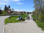 Nach der Brücke überqueren wir die Bundesstraße und...