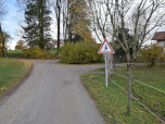 Im nächsten Weiler muss man auf flotte Wanderinnen achten!