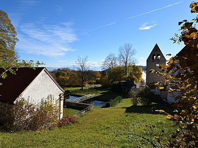 Der Römerturm und die Fischteiche sind schon von der Straße aus sichtbar
