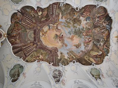 ... schmückt ein herrliches Deckengemälde