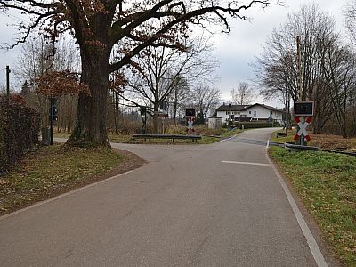 Vor dem Bahnübergang geht es links