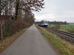 Lang marschieren wir nun entlang der Bahntrasse