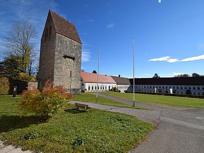 Die heutige Etappe beginnt am Römerturm in Wessobrunn
