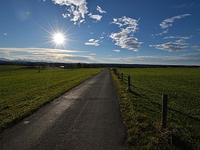Nach Südwesten marschieren wir über die einsame Straße