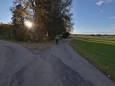Einen weiteren Weiler umgehen wir im Norden