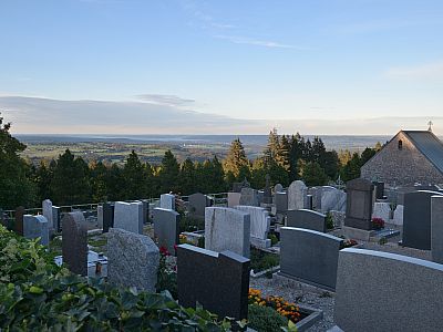 Über den Friedhof hinweg können wir zum Ammersee blicken