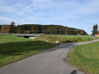 Ein wenig später geht es durch eine Unterführung der B472