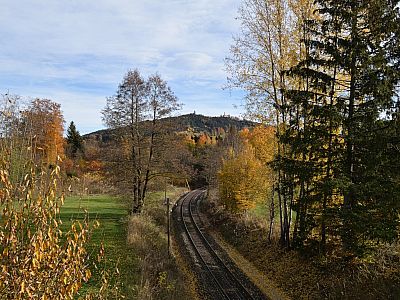 Von einer Brücke über die Gleise können wir nochmal den Hohen Peißenberg sehen