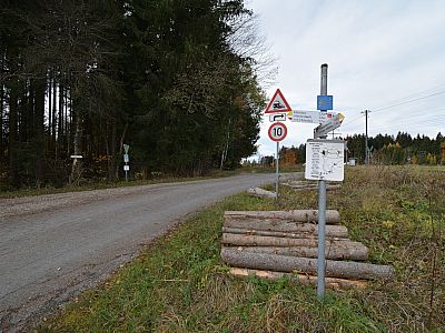 Vor den Bahngleisen biegen wir links ab