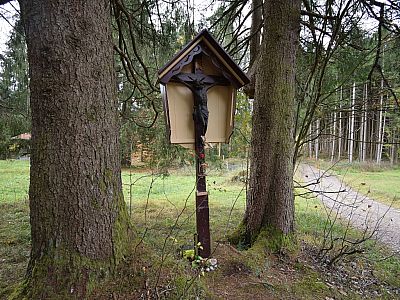 Ein Wegkreuz auf dem Weg nach Süden durch den Wald