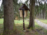 Ein Wegkreuz auf dem Weg nach Süden durch den Wald